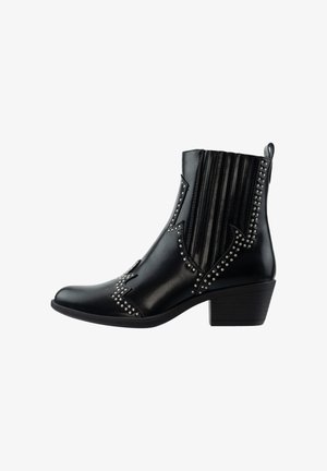 Schwarzer Lederknöchelstiefel mit niedrigem Blockabsatz, elastischem Seiteneinsatz und silbernen Nietenverzierungen entlang der Kanten und der Zehenpartie.
