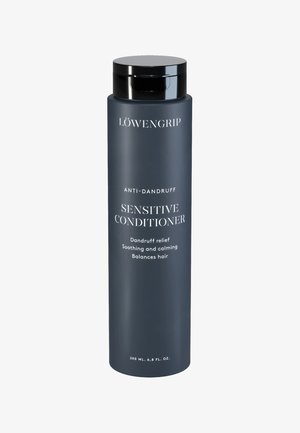 Mørkegrå sylinderformet flaske med svart kork, merket "SENSITIVE CONDITIONER" og "ANTI-DANDRUFF." Inneholder 200 ml produkt.