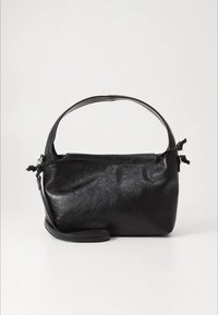 Borsa a mano in pelle nera con un design elegante e arrotondato, dotata di una singola maniglia superiore e una tracolla regolabile. Tessuto liscio.