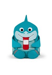 Türkiser Rucksack in Haifischform mit großen Augen, einem roten Namensschild und zusätzlichen strukturierten Details. Er besteht aus weichem Material und hat ein verspieltes Design.