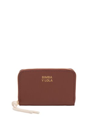 Cartera marrón de piel con cremallera, con logo dorado "BIMBA Y LOLA" y cordón blanco sujeto al tirador de la cremallera.