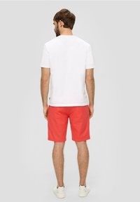 s.Oliver RELAXED FIT - Shorts - korallrot