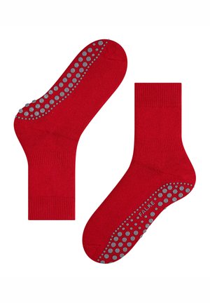 Czerwone skarpetki do kostki z antypoślizgowymi gumowymi kropkami na podeszwach, zapewniające przyczepność i stabilność, pokazane leżące płasko, jedna skarpetka z podeszwą do góry, a druga z podeszwą w dół.