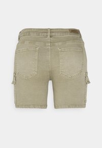 Pantalones cortos de color verde oliva claro, confeccionados en una mezcla de algodón, que cuentan con dos bolsillos traseros, un bolsillo lateral tipo cargo y una cinturilla cosida.