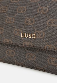 LIU JO CROSSBODY - Schoudertas - mocha
