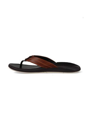 Bruine leren teenslipper met zwarte zool, gewatteerde band en witte buitenzool, zijaanzicht op witte achtergrond.