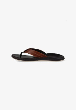 Bruine leren teenslipper met zwarte zool, gewatteerde band en witte buitenzool, zijaanzicht op witte achtergrond.