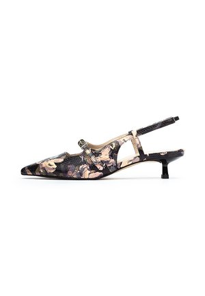 Chaussure slingback avec un bout pointu, motif floral rose et violet sur une base noire texturée, talon aiguille élancé et bride de cheville ajustable.