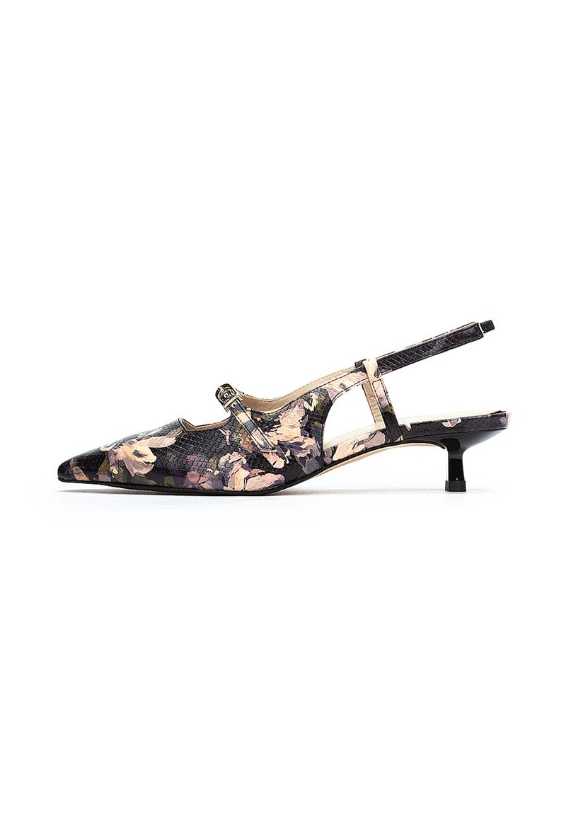 Zapato tipo slingback con punta afilada, patrón floral en rosa y púrpura sobre una base negra texturizada, tacón de kitten delgado y correa ajustable en el tobillo.
