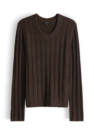 Bruine geribbelde gebreide trui met een brede ronde hals en lange mouwen. Heeft een zachte textuur en een ontspannen pasvorm.