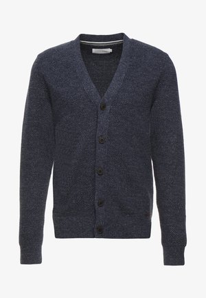 Cardigan azul-marinho feito de tecido texturizado, apresentando um decote em V, mangas longas e cinco botões castanhos na parte da frente.