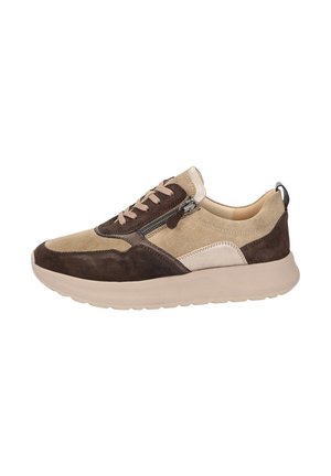 Baskets en suede marron et beige avec des accents crème, conception à lacets et fermeture éclair sur le côté. Semelle épaisse et texturée pour un soutien supplémentaire.