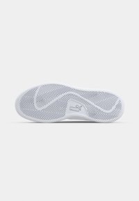 Semelle de chaussure blanche avec motif en chevrons et logo Puma embossé au centre, présentée sur un fond blanc uni.