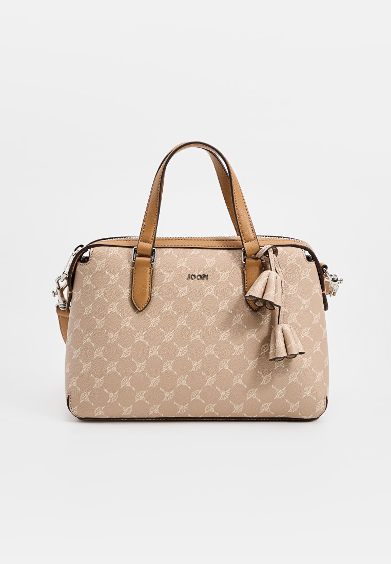Beige Handtasche mit leichtem Blumenmuster, doppelten braunen Griffen, Quasten-Detail und Reißverschlussverschluss.