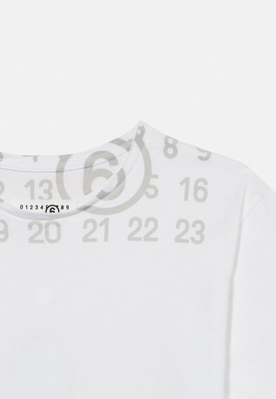 Άσπρο βαμβακερό T-shirt με στρογγυλή λαιμόκοψη, που φέρει ένα διακριτικό γκρι τυπωμένο μοτίβο με αριθμούς και κυκλικά διακοσμητικά στο μπροστινό μέρος.