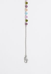 Collar de piedras preciosas coloridas que presenta cuentas de diferentes formas en tonos de rosa, verde, azul y púrpura, unidas a una cadena de tono plateado con cierre.