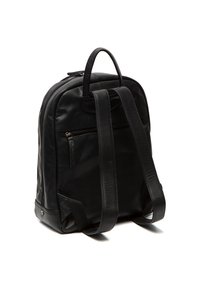 Zaino in pelle nera con spallacci imbottiti, manico superiore, tasca frontale con zip e texture liscia. Forma compatta e rettangolare.