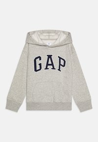 Felpa grigia realizzata in tessuto misto cotone con tasca a marsupio e logo "GAP" blu navy sul petto. Include un cappuccio regolabile con coulisse.