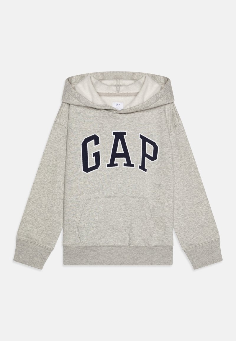 Felpa grigia realizzata in tessuto misto cotone con tasca a marsupio e logo "GAP" blu navy sul petto. Include un cappuccio regolabile con coulisse.