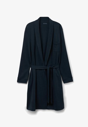 Granatowy bawełniany szlafrok z długimi rękawami, kołnierzem w stylu szalowym, paskiem w talii oraz jedną kieszenią naszywaną po lewej stronie. Gładka faktura, długość do kolan.