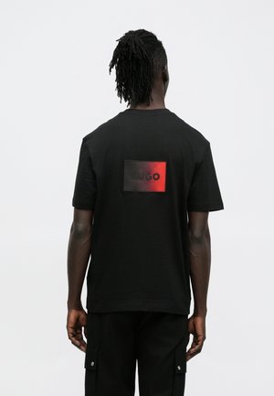 DANOTO - T-shirt estampada - black