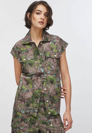 Braunes Blumenhemd mit grünen und blauen Akzenten, kurze Ärmel, Kragen, Knopfverschluss und zwei Fronttaschen. Einzigartiges Farbklecksmuster.