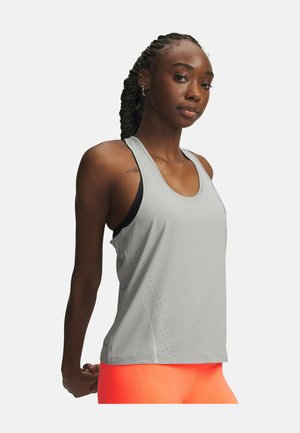 Hellgraues sportliches Tanktop mit Rundhalsausschnitt, aus glattem Stoff, mit perforierten Details an der Seite, kombiniert mit leuchtend orangefarbenen Leggings.