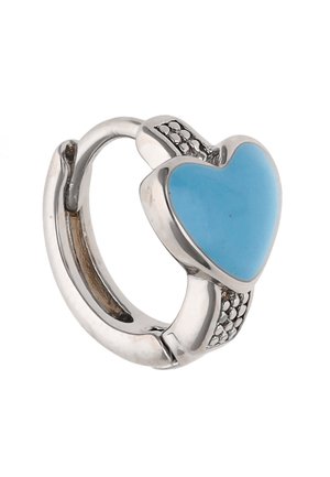 Silberner Creolen-Ohrring mit einem glatten, blau herzförmigen Stein und strukturierten Details an den Seiten.