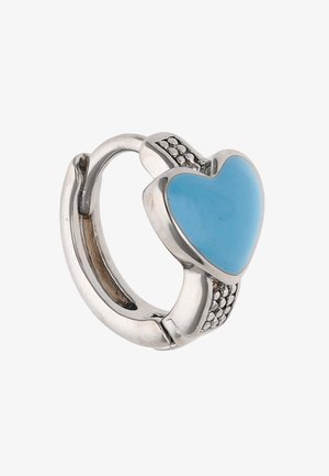 Ezüst karika fülbevaló sima, kék szív alakú kővel és a oldalon texturált díszítéssel.