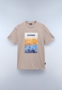 Beige bavlněné tričko s obdélníkovou grafikou s horským motivem v oranžových a modrých odstínech a textem "NAPAPIJRI geographic".