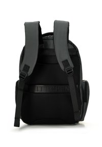 Sac à dos noir avec un dos en mesh rembourré, des bretelles réglables, des compartiments zippés et une sangle de marque texturée. Matériau durable avec un design épuré.