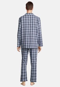 Set di pigiama da uomo a quadretti in tonalità blu e grigio; caratterizzato da maniche lunghe, frontale con bottoni e pantaloni dritti con vita elastica.