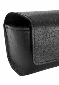 Czarna skórzana torba o teksturowanym wykończeniu, prostokątnym kształcie i zaokrąglonym wierzchu. Posiada widoczne szwy oraz zapięcie na klapkę.
