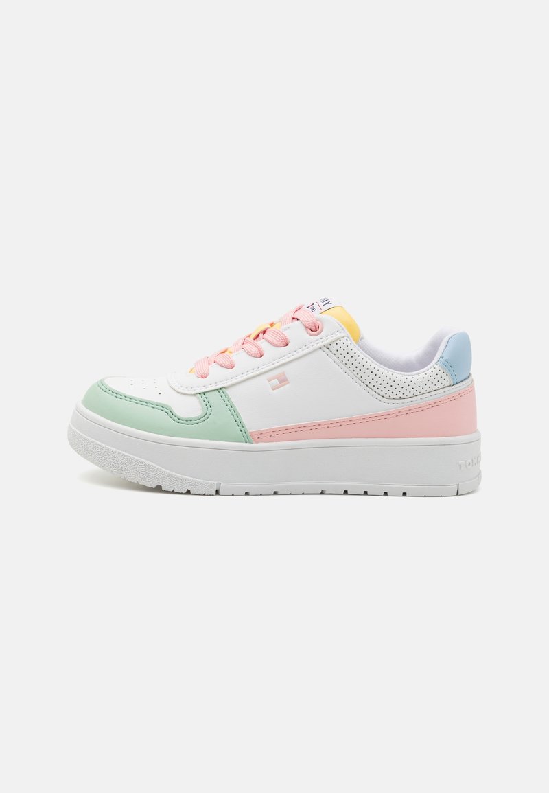 Baskets basses avec une base blanche, un bout vert pastel, un panneau latéral rose, un détail de languette jaune, un talon bleu et des lacets roses.