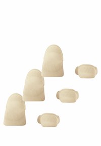 Nude silikonbrystputer i varierende størrelser, med en glatt tekstur og rund form, designet for diskret støtte og komfort.