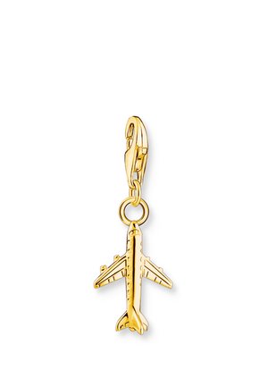 Breloque en forme d’avion de couleur dorée avec un fermoir homard pour attacher à un bracelet ou un collier, présenté sur fond blanc.