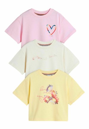 Három rövid ujjú póló egymásra rakva: rózsaszín, színes szívvel, krémszínű finom szöveggel, sárga pasztell virágos és fogaskerekes mintával.