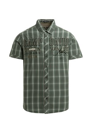 Grünes kariertes Hemd mit kurzen Ärmeln, Kragen und Knopfleiste, bedruckt mit dem Text "Camp David Van Life" und naturbezogenen Grafiken.