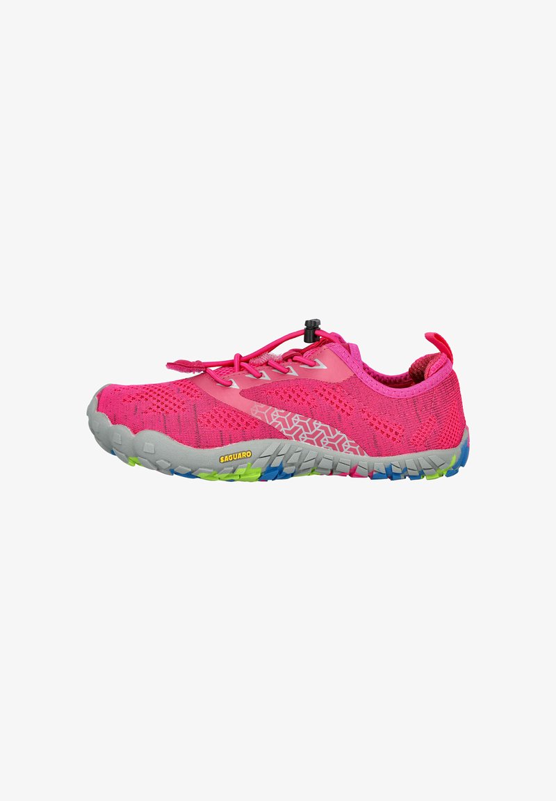 Zapatilla deportiva rosa con parte superior de malla, suela de goma gris y acentos multicolores. Presenta un sistema de bloqueo de cordones y patrones texturizados.