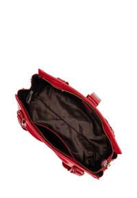 Rode lakleren handtas met ritssluiting, gouden hardware en een bruin binnenvoering met een subtiel logopatroon. Interne compartimenten zichtbaar.