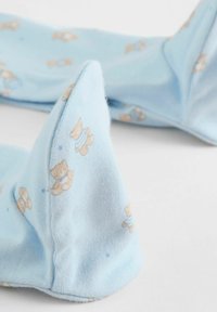 Blå bomuldssokker med et motiv af en bamse i beige og blåstribede farver, med spidse tæer og en blød tekstur.