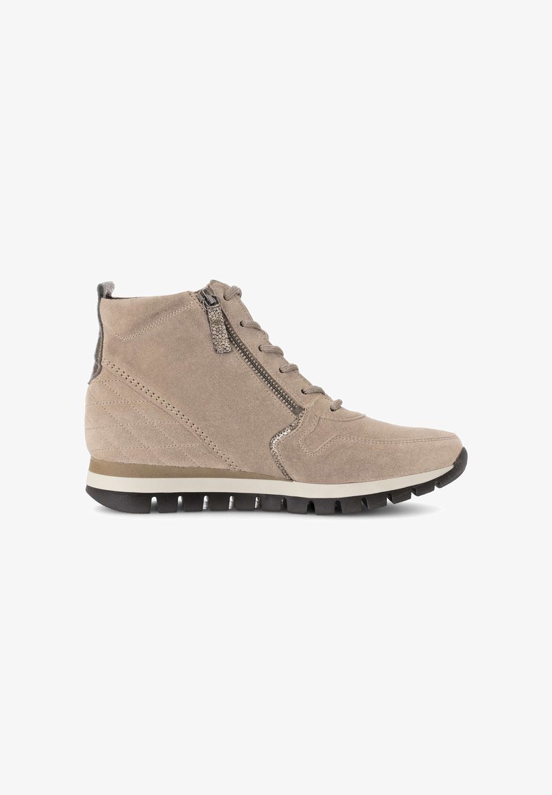Beige suède enkelboot met een getextureerde zijrits, vetersluiting aan de voorkant en een contrasterende rubberen zool. Heeft gestikte accenten en een gevoerd kraagje.