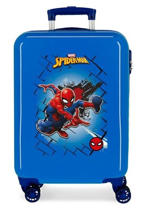 Maleta azul con gráfico de Marvel Spider-Man balanceándose y lanzando telaraña, con cuatro ruedas y asa extensible.