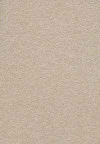 Beige farbener, einfarbiger Stoff mit einer weichen, leicht strukturierten Oberfläche und subtilen horizontalen sowie vertikalen Fadenmustern.