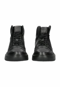 Zapatos deportivos negros de caña alta, hechos de cuero texturizado, con cordones, un cuello acolchado y una suela gruesa de goma con un diseño en relieve.