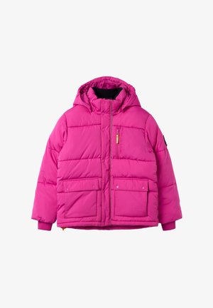 Lyserød polstret vinterjakke med hætte, to forlommer med knapper, ribstrikkede manchetter og en lynlåslomme på brystet.