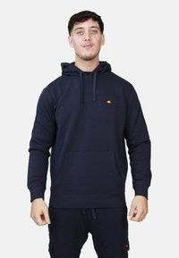 Felpa navy realizzata in tessuto morbido, dotata di tasca a canguro, cappuccio con lacci e un piccolo logo multicolore sul petto.