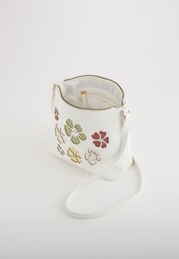 Hvid læder skuldertaske med blomsterapplikationer i grøn, pink, rød og gul. Har en lynlåslukning og justerbar rem.