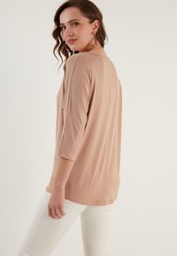LELA CREW NECK  - Pikkade varrukatega topp - biscuit color