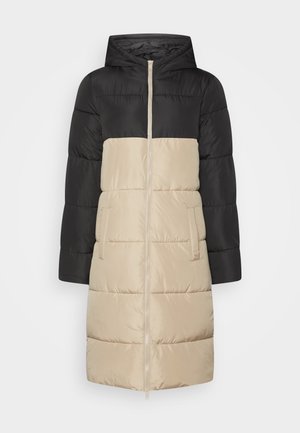 Veste matelassée color-block avec le haut noir et le bas beige. Comprend une capuche, une fermeture éclair intégrale, des poches latérales et une texture matelassée.